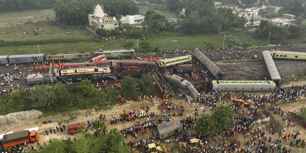 Le indagini sul grosso incidente ferroviario in India hanno portato all’arresto di tre persone