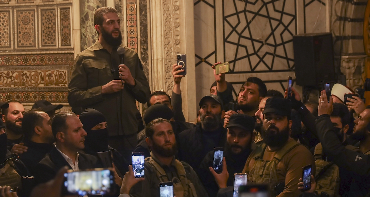 Abu Mohammed al Jolani, l'8 dicembre 2024 al suo ingresso nella nella Moschea degli Omayyadi di Damasco (AP Photo/Omar Albam)